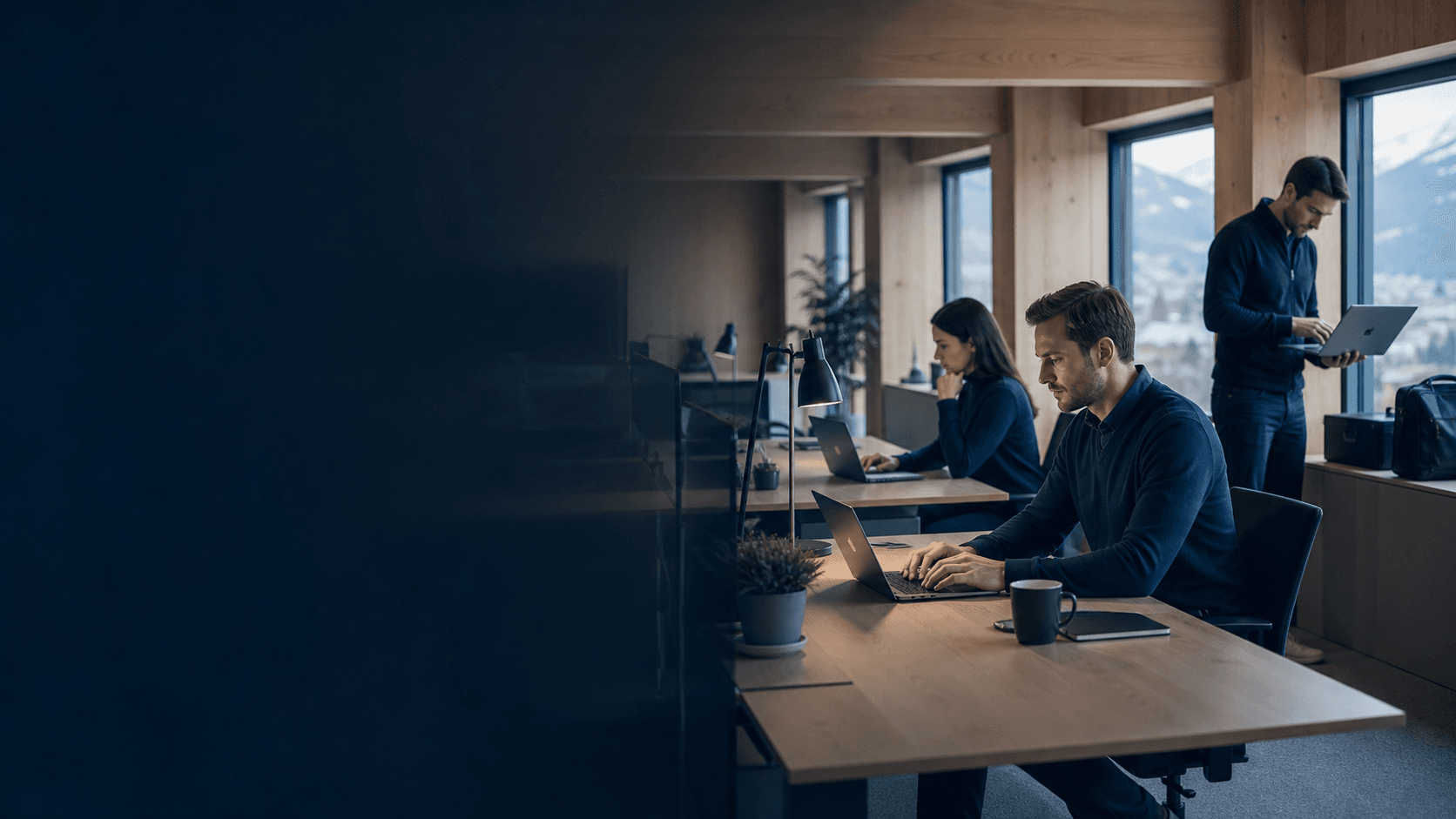 Mitarbeitende arbeiten in einer geschützten Microsoft-365-Umgebung