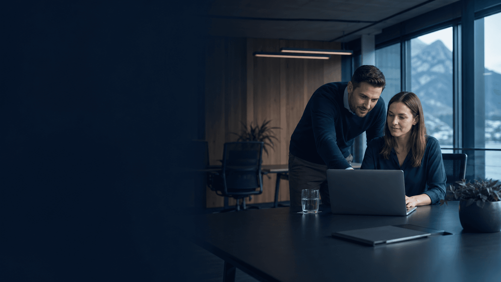 IT-Spezialist unterstützt eine Mitarbeiterin am Arbeitsplatz