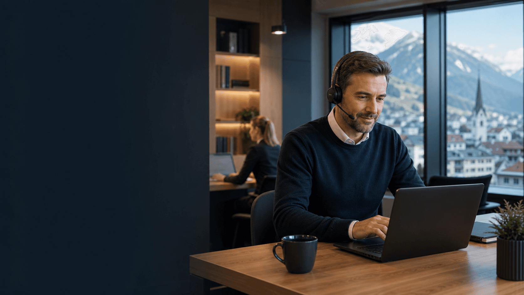 Mitarbeiter eines Schweizer KMU telefoniert mit einem Headset über Microsoft Teams